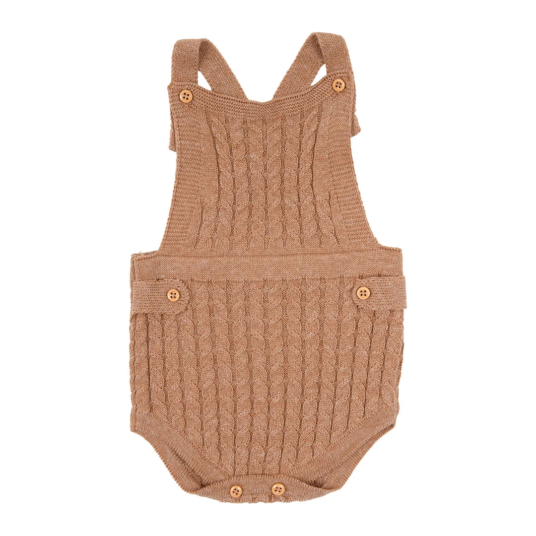 romper pedro caramelo com tricot texturizado em losangos e botões de madeira, sobre body branco liso