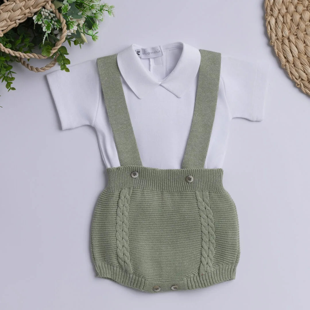 romper gabriel verde folha em tricô com suspensórios e body branco de gola polo, acabamento clássico e botões