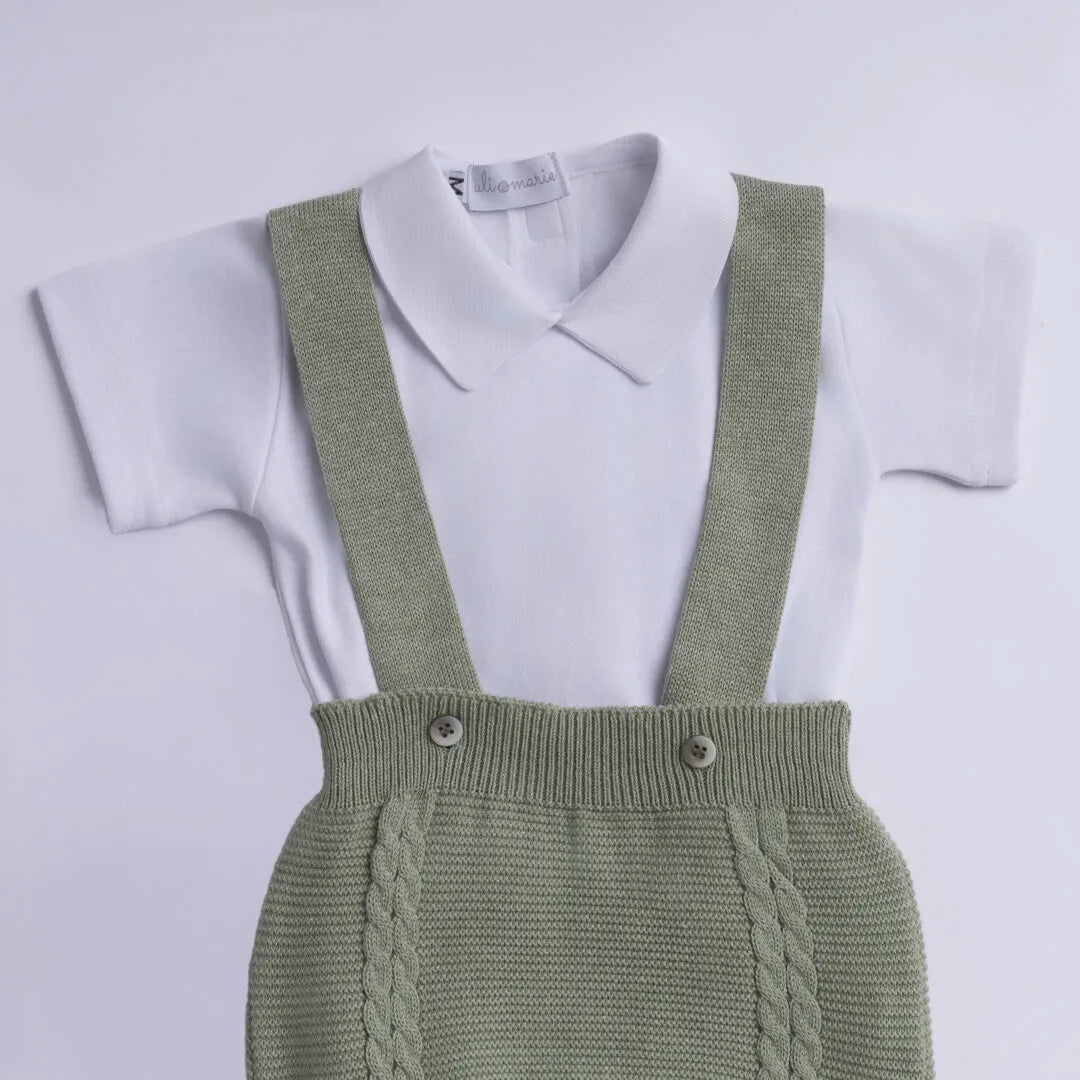 romper gabriel verde folha em tricô com suspensórios e body branco de gola polo, acabamento clássico e botões