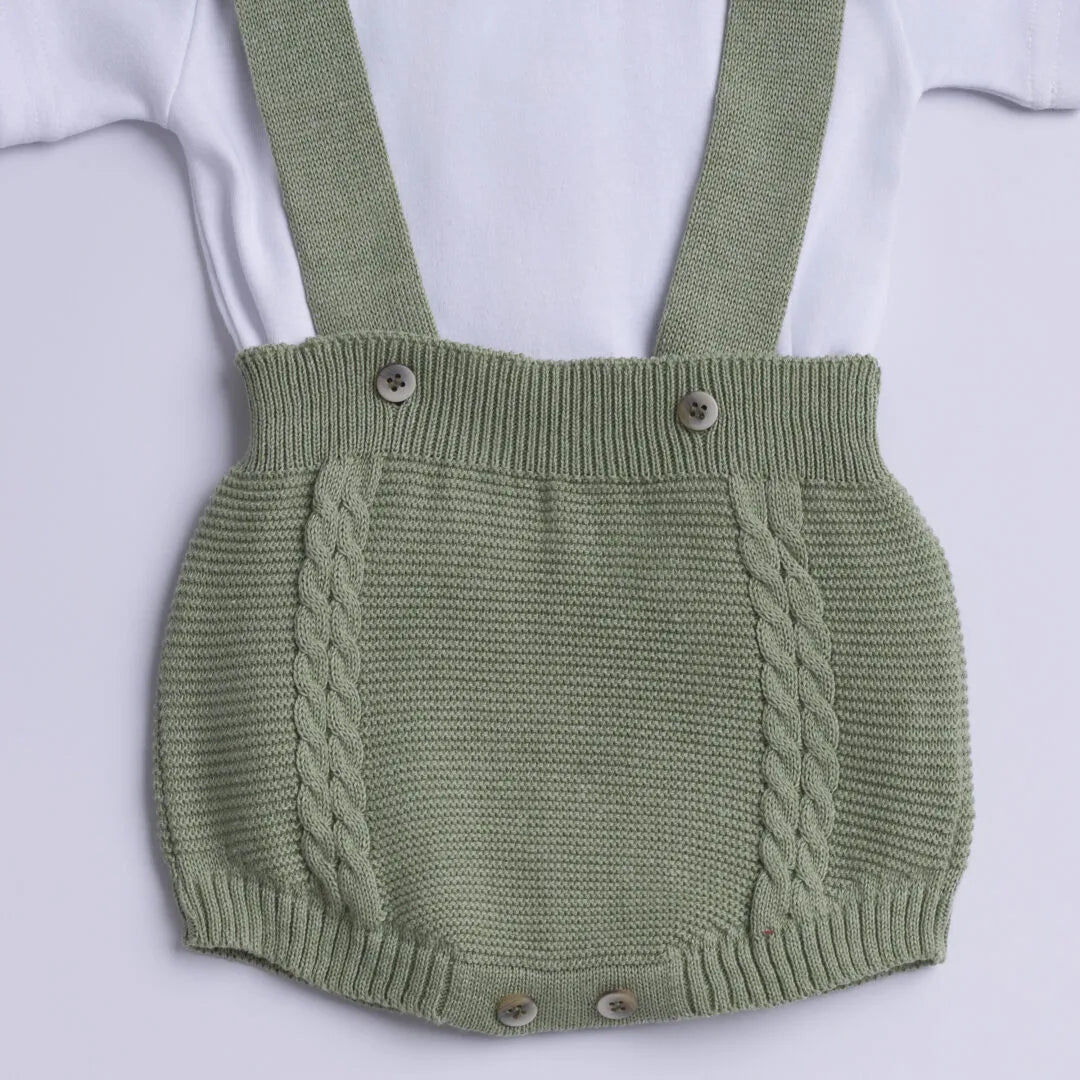 romper gabriel verde folha em tricô com suspensórios e body branco de gola polo, acabamento clássico e botões