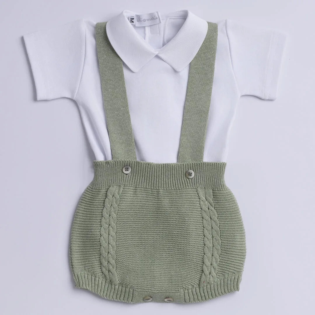 romper gabriel verde folha em tricô com suspensórios e body branco de gola polo, acabamento clássico e botões