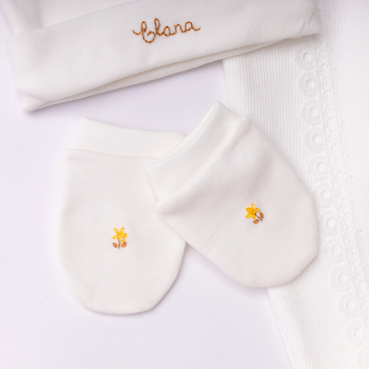 Conjunto maternidade off-white: botinhas e luvas com bordado e nome 'Luna'
