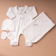 Saída maternidade off-white com macacão, touca, botinhas e luvas; bordado e nome 'Luna'