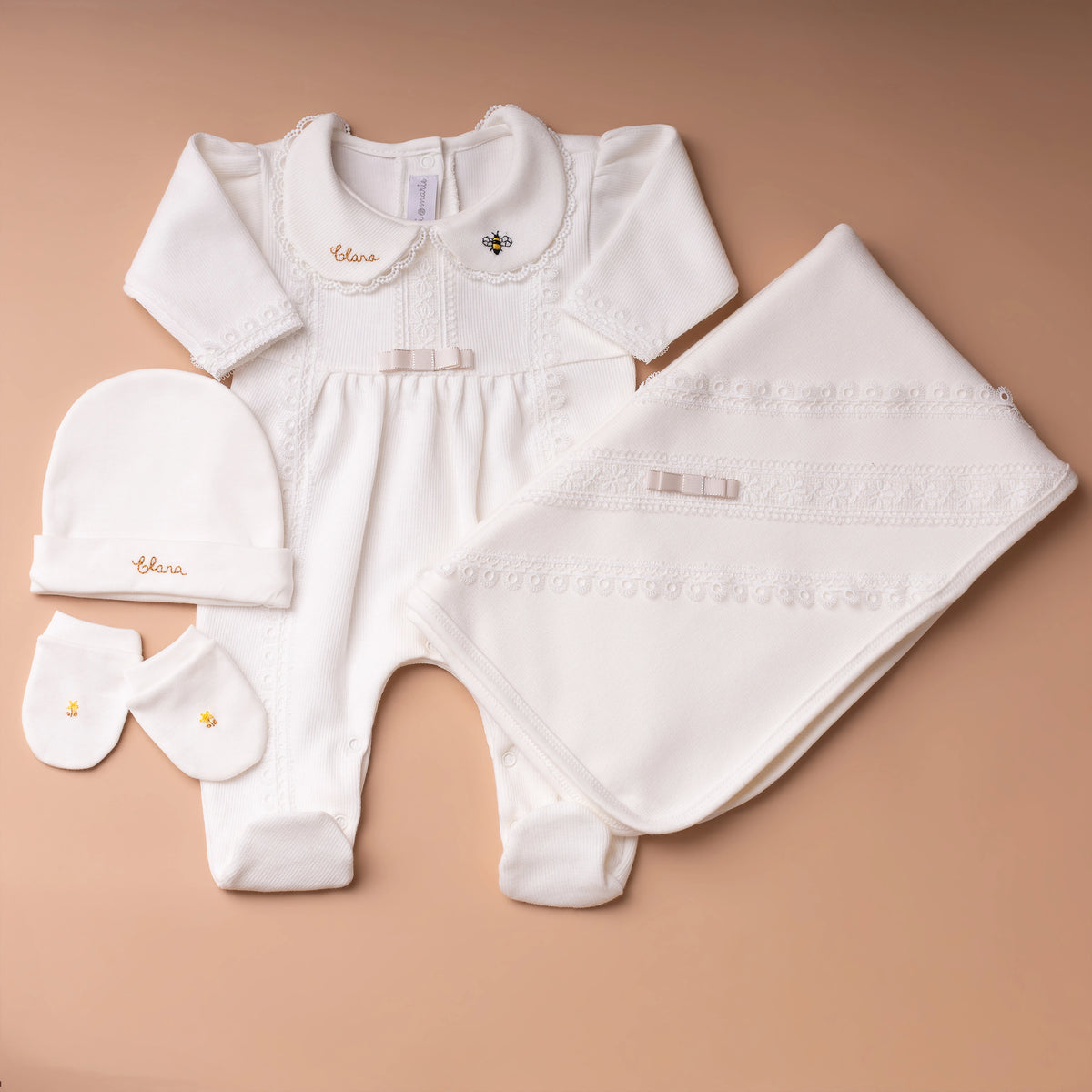 Saída maternidade off-white com macacão, touca, botinhas e luvas; bordado e nome 'Luna'