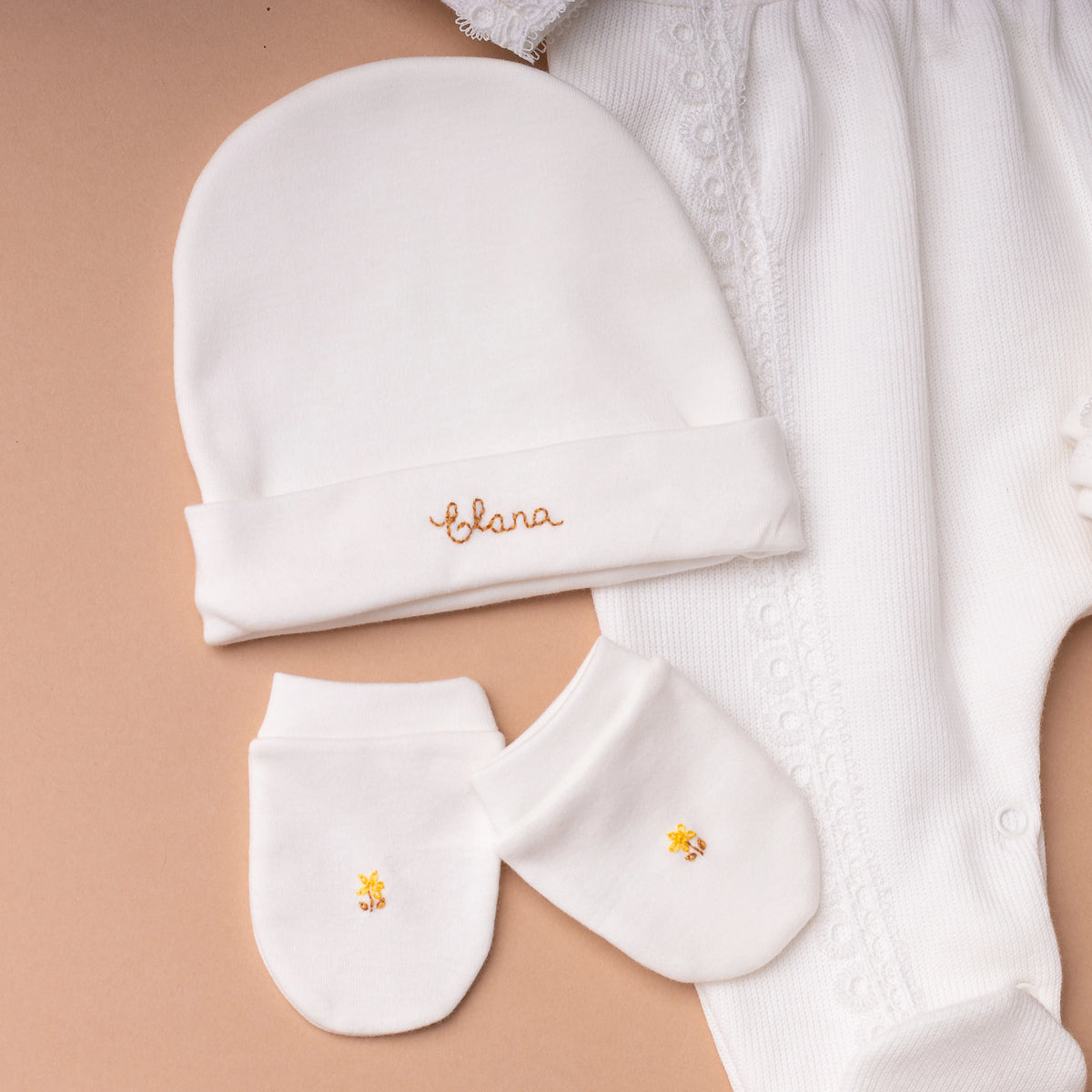 Touca off-white com nome 'Luna', botinhas e luvas, conjunto de maternidade 4 peças
