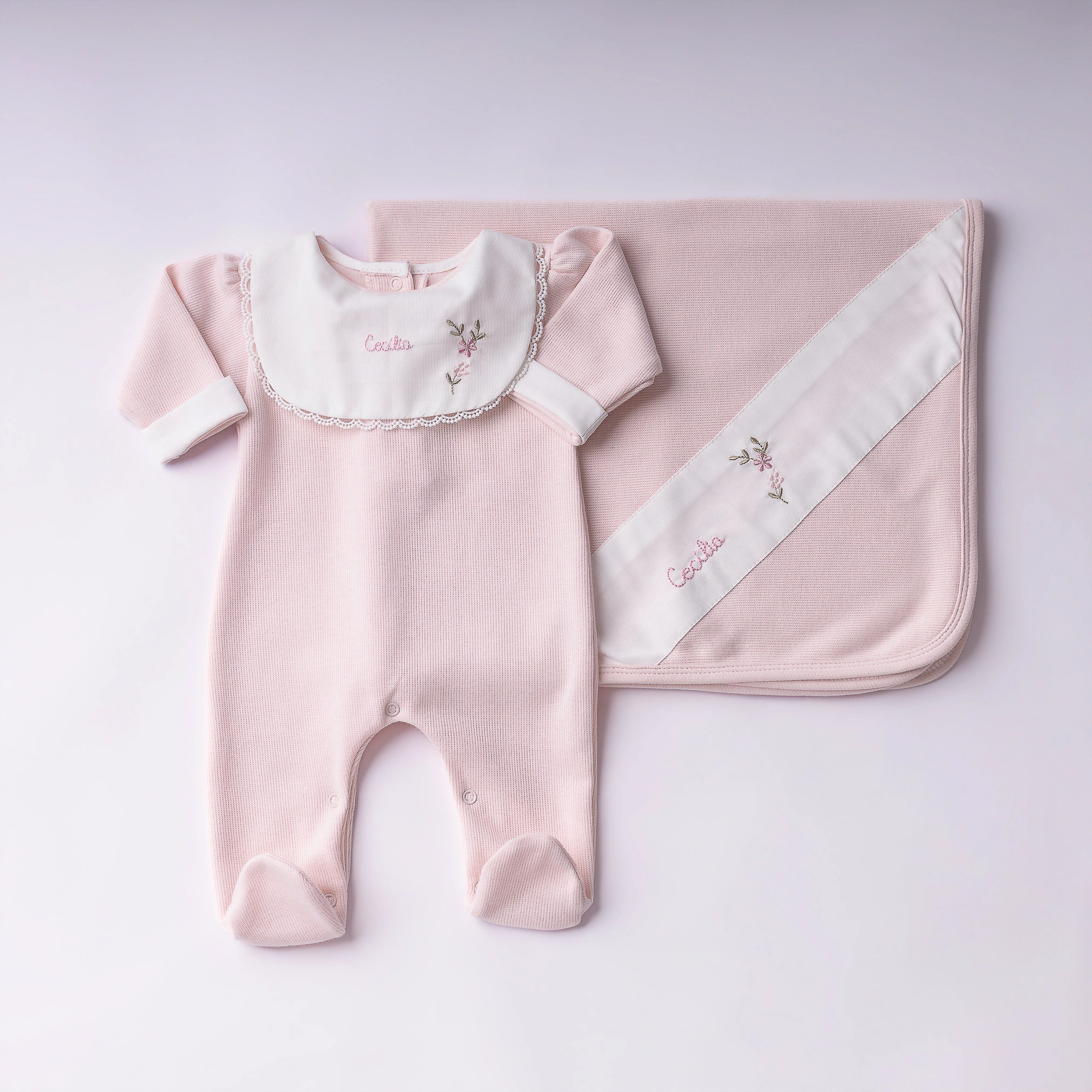 Saída Maternidade Carol personalizada rosa bebê - 2 peças