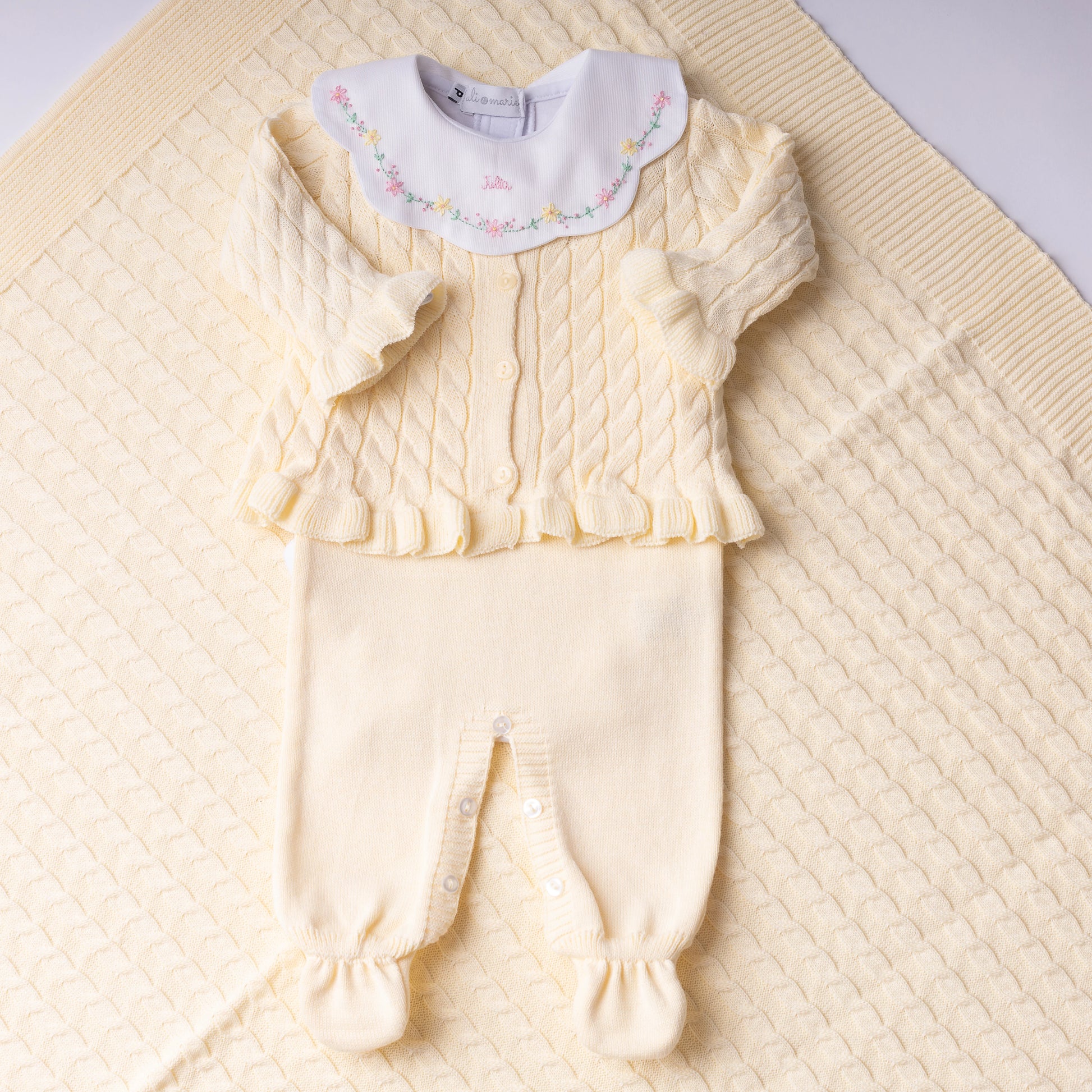 Conjunto de maternidade amarelo claro com casaco texturizado e calça com punhos