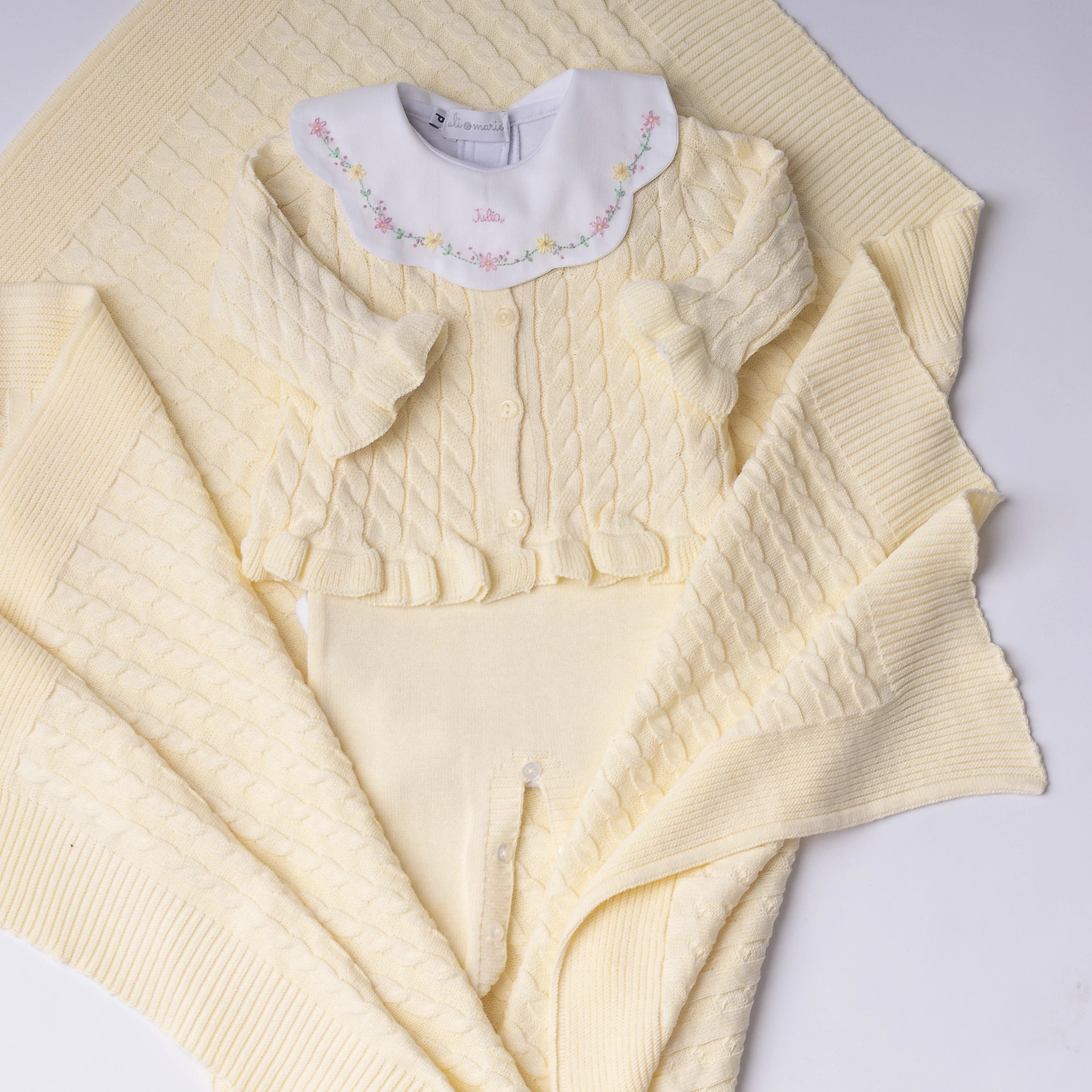 Conjunto de maternidade amarelo claro com casaco de tricô texturizado e calça