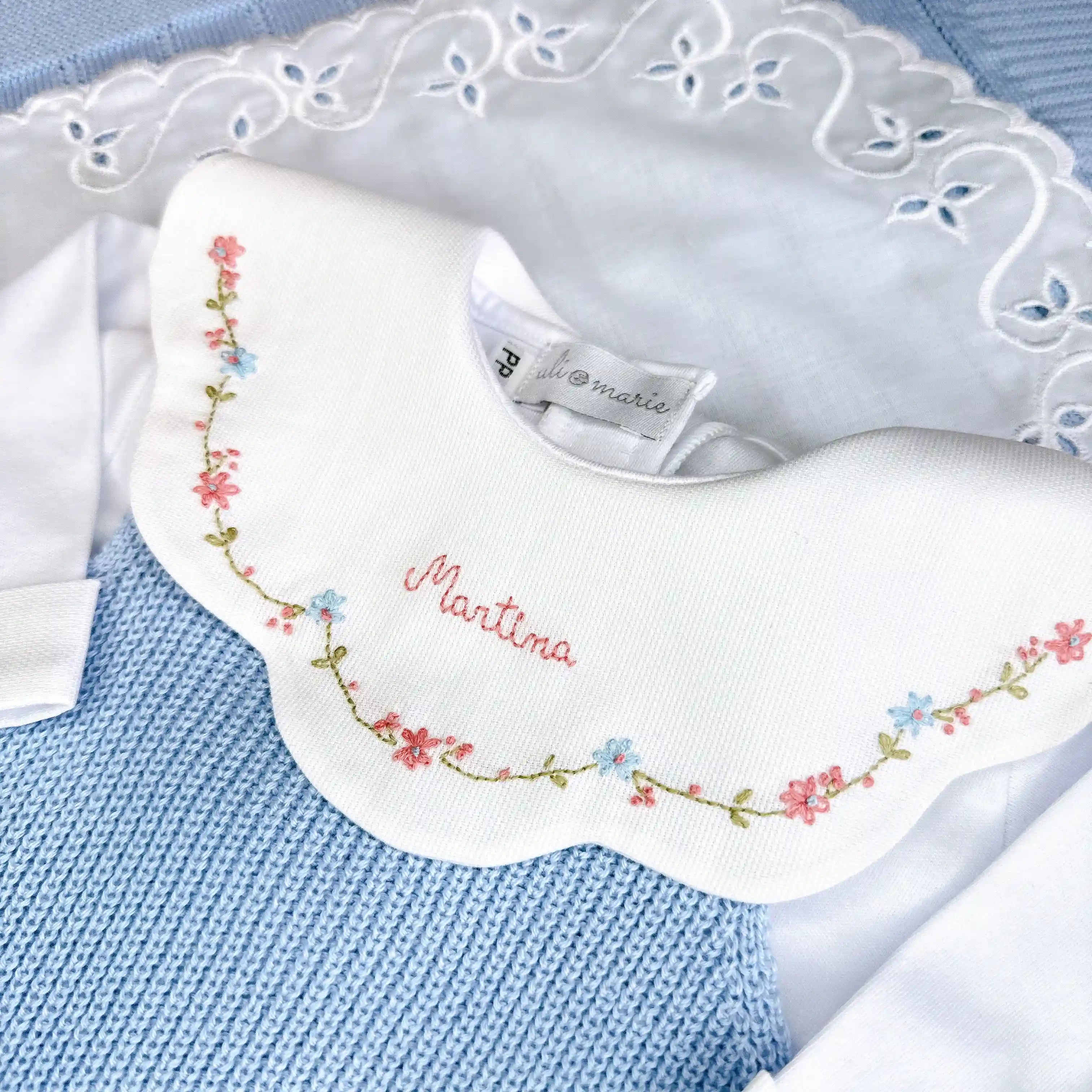 Saída maternidade branca com gola bordada manual feito à mão em flores rosa e azul e nome bordado.