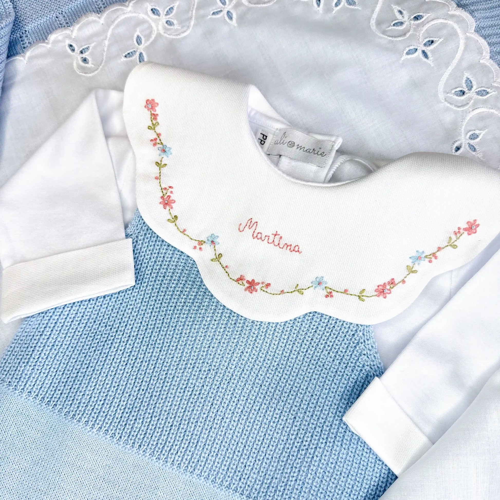 Saída maternidade branca com gola bordada manual feito à mão em flores rosa e azul e nome bordado.