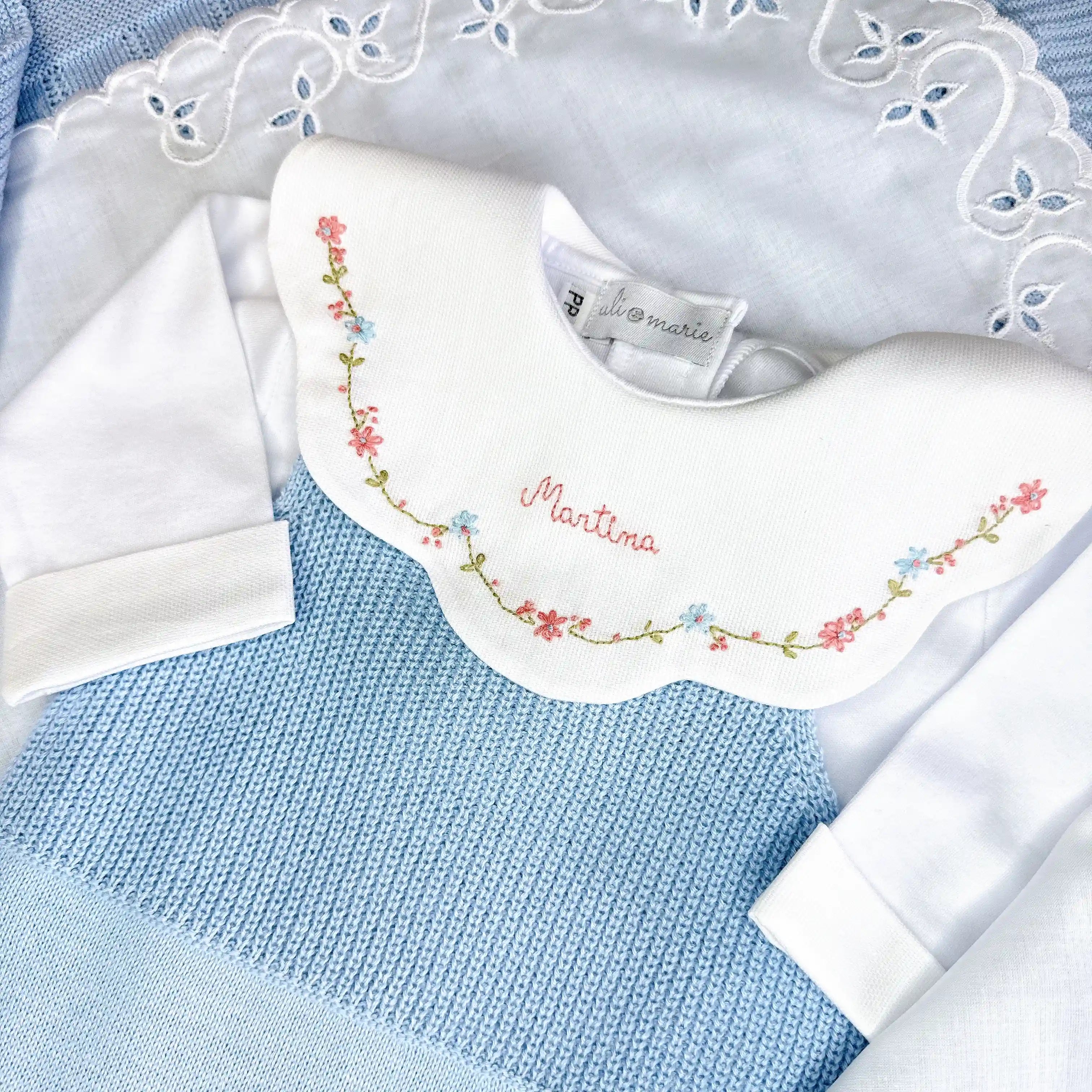 Saída maternidade branca com gola bordada manual feito à mão em flores rosa e azul e nome bordado.