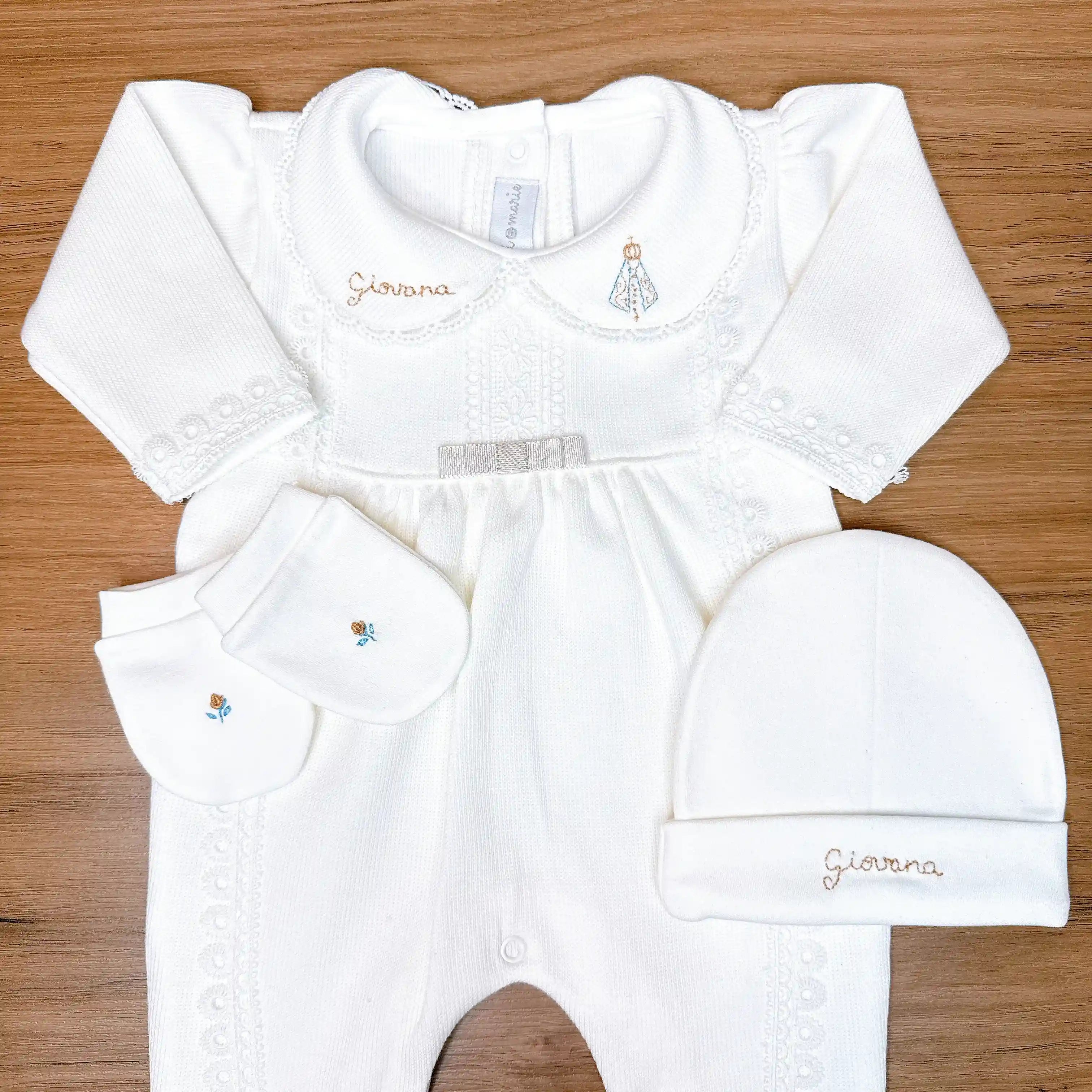 Saída maternidade branca Nossa Senhora com bordado manual feito à mão na gola e gorro