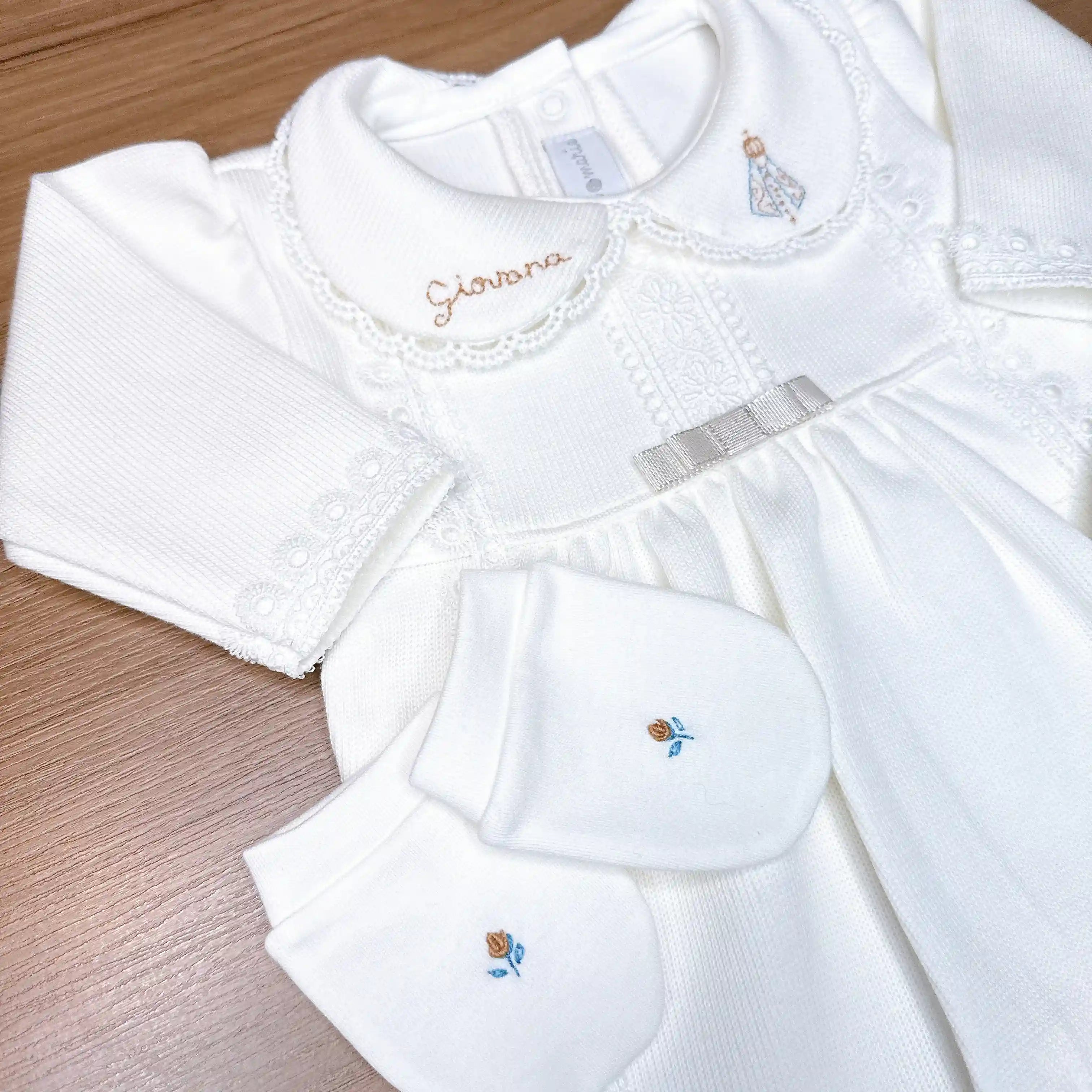 Saída maternidade branca Nossa Senhora com bordado manual feito à mão na gola e gorro