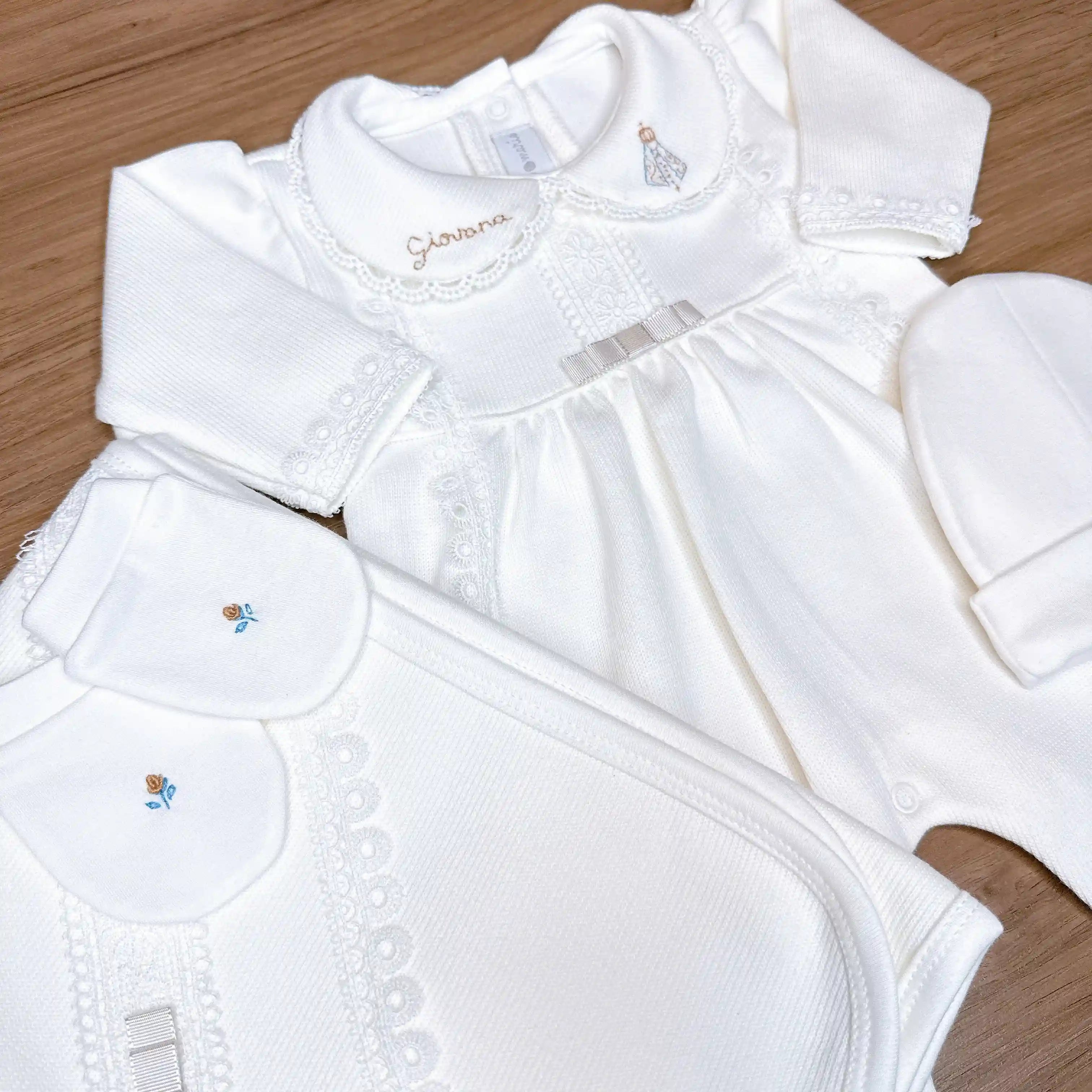 Saída maternidade branca Nossa Senhora com bordado manual feito à mão na gola e gorro