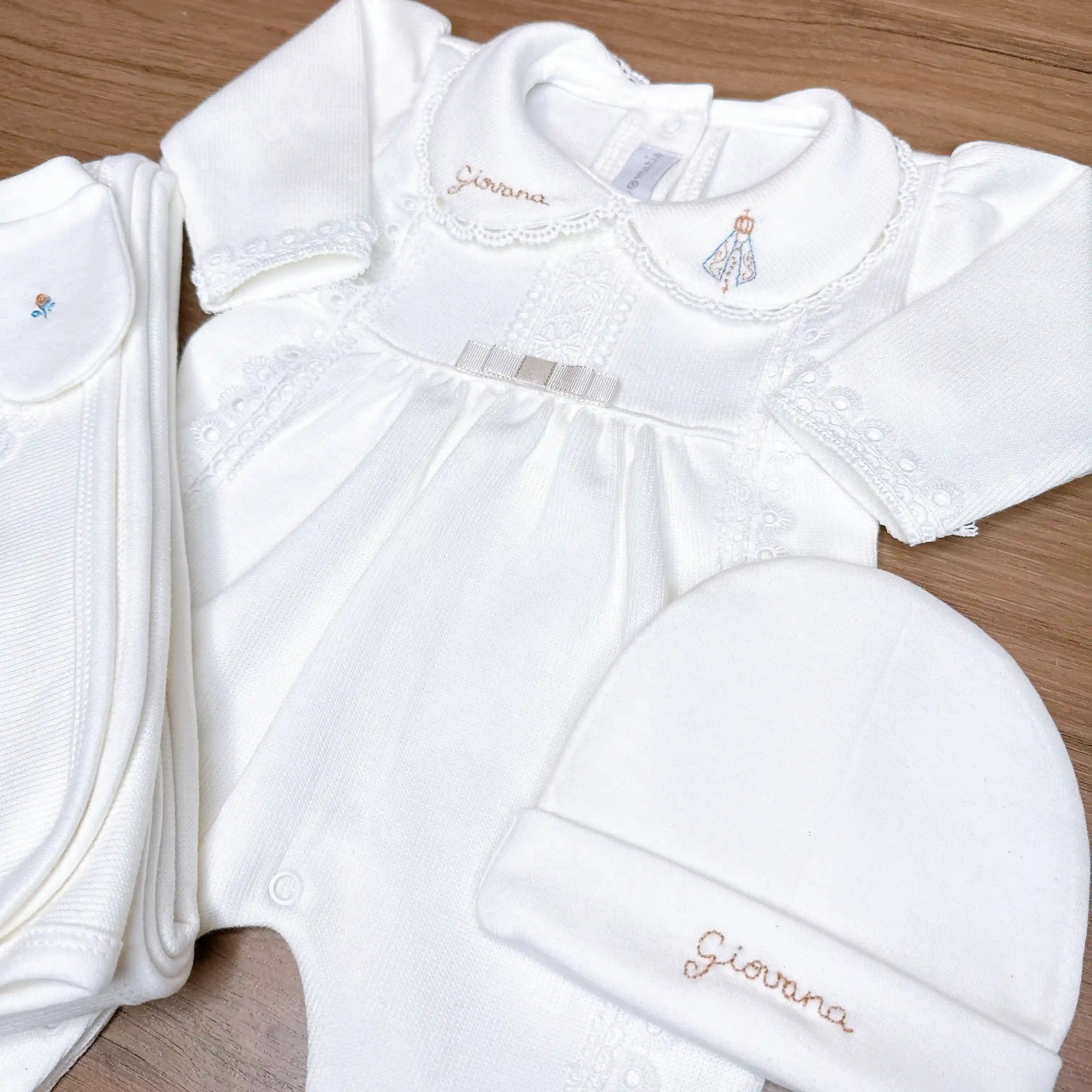 Saída maternidade branca Nossa Senhora com bordado manual feito à mão na gola e gorro