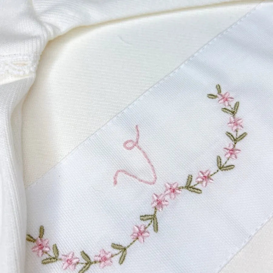 saída maternidade alice off-white com macacão e manta, gola e manta bordadas e personalizadas