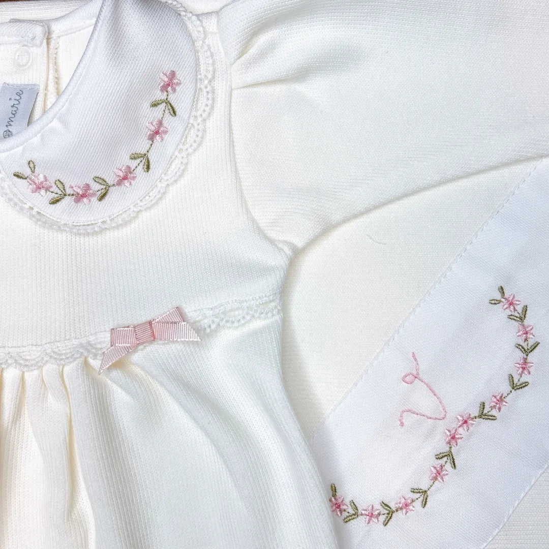 saída maternidade alice off-white com macacão e manta, gola e manta bordadas e personalizadas