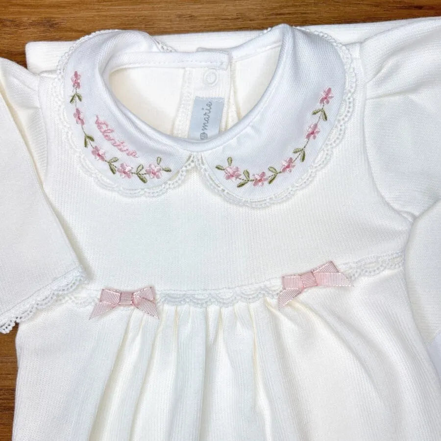 saída maternidade alice off-white com macacão e manta, gola e manta bordadas e personalizadas