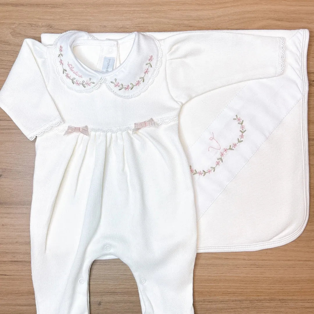 saída maternidade alice off-white com macacão e manta, gola e manta bordadas e personalizadas