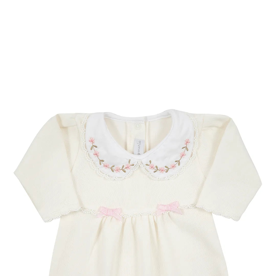 saída maternidade alice off-white, macacão de malha com laços e gola bordada, acompanhada por manta