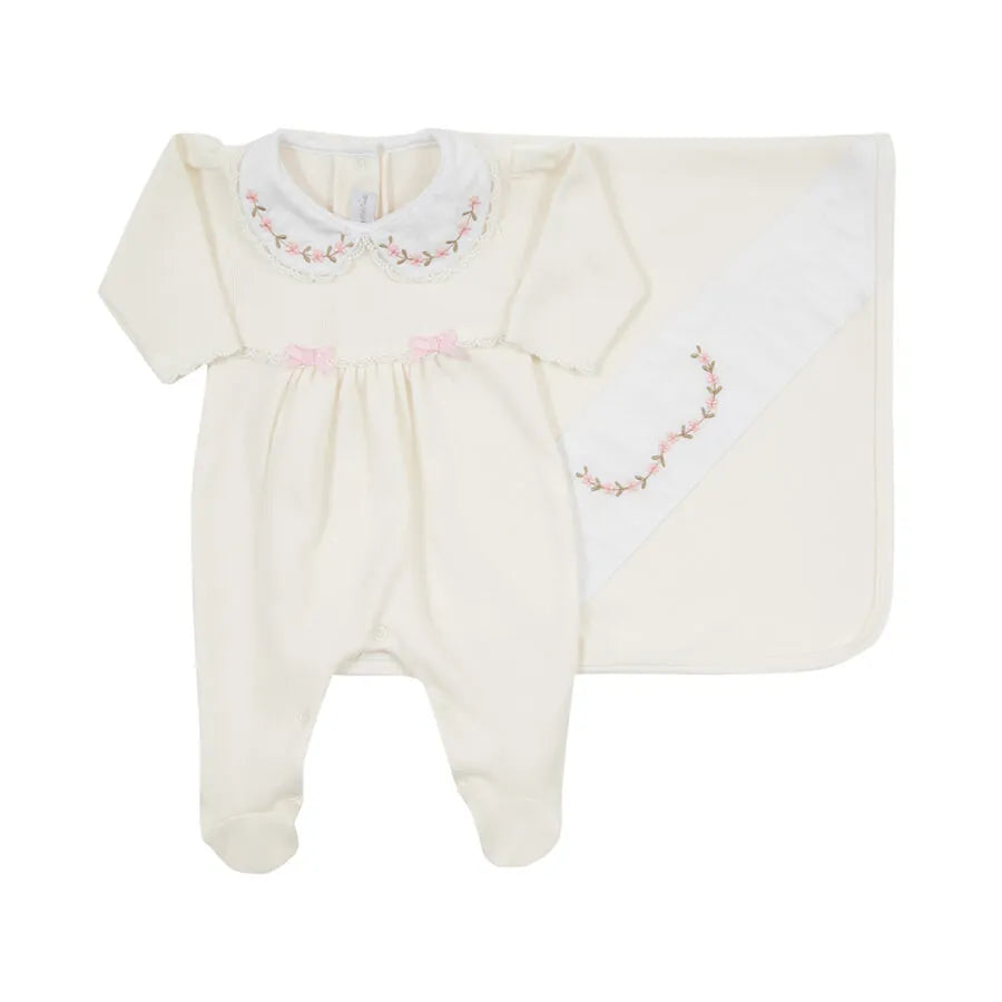 saída maternidade alice off-white, macacão de malha com laços e gola bordada, acompanhada por manta