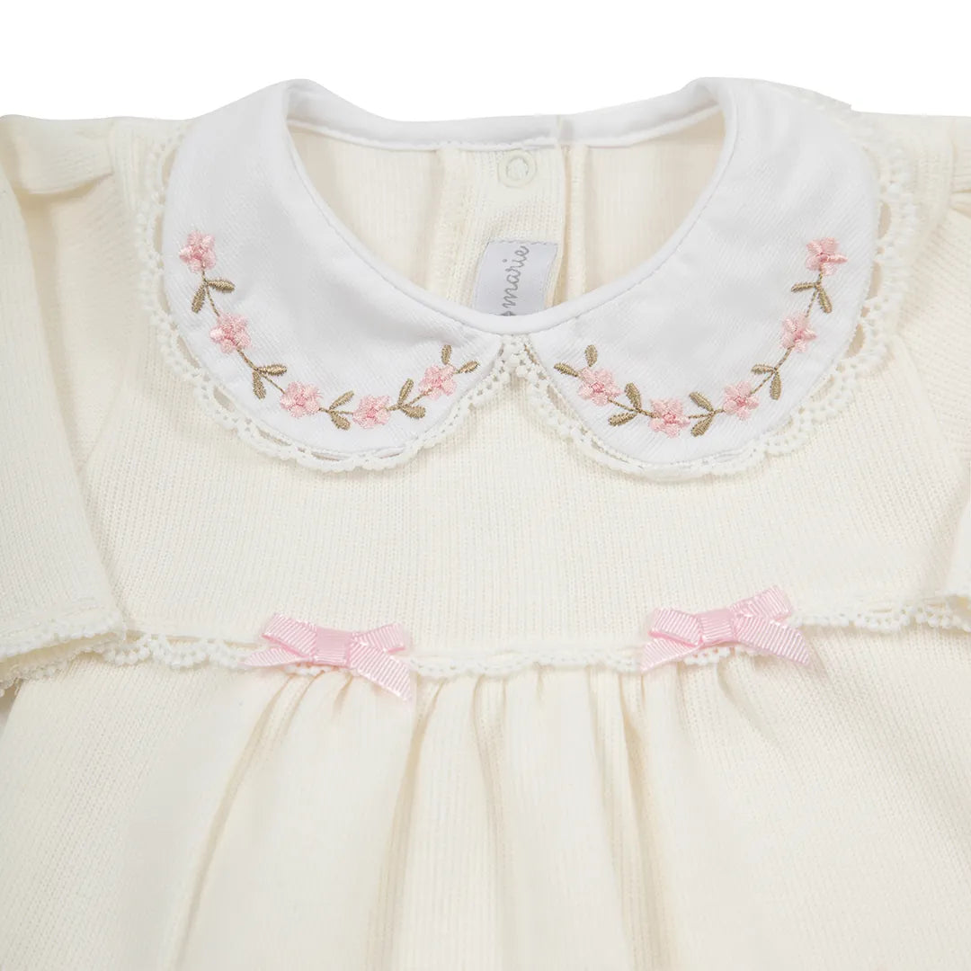 saída maternidade alice off-white, macacão de malha com laços e gola bordada, acompanhada por manta