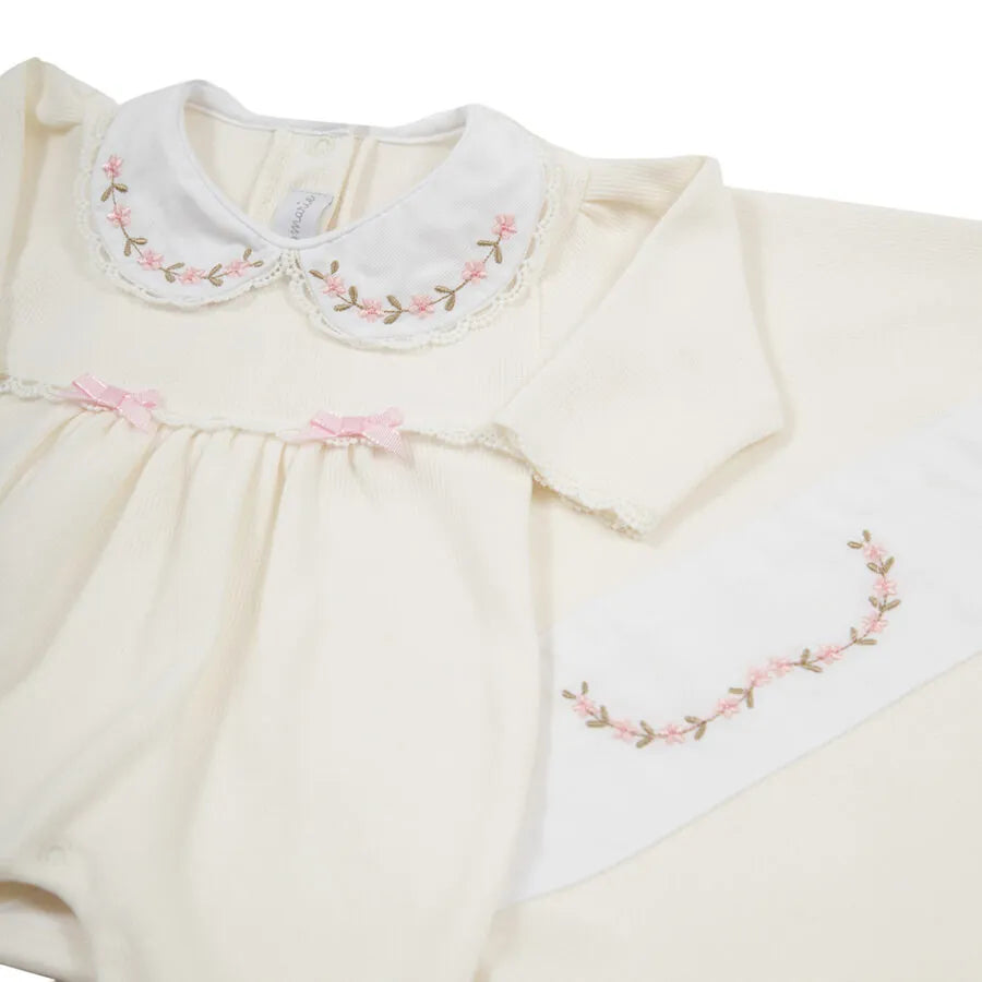 saída maternidade alice off-white, macacão de malha com laços e gola bordada, acompanhada por manta