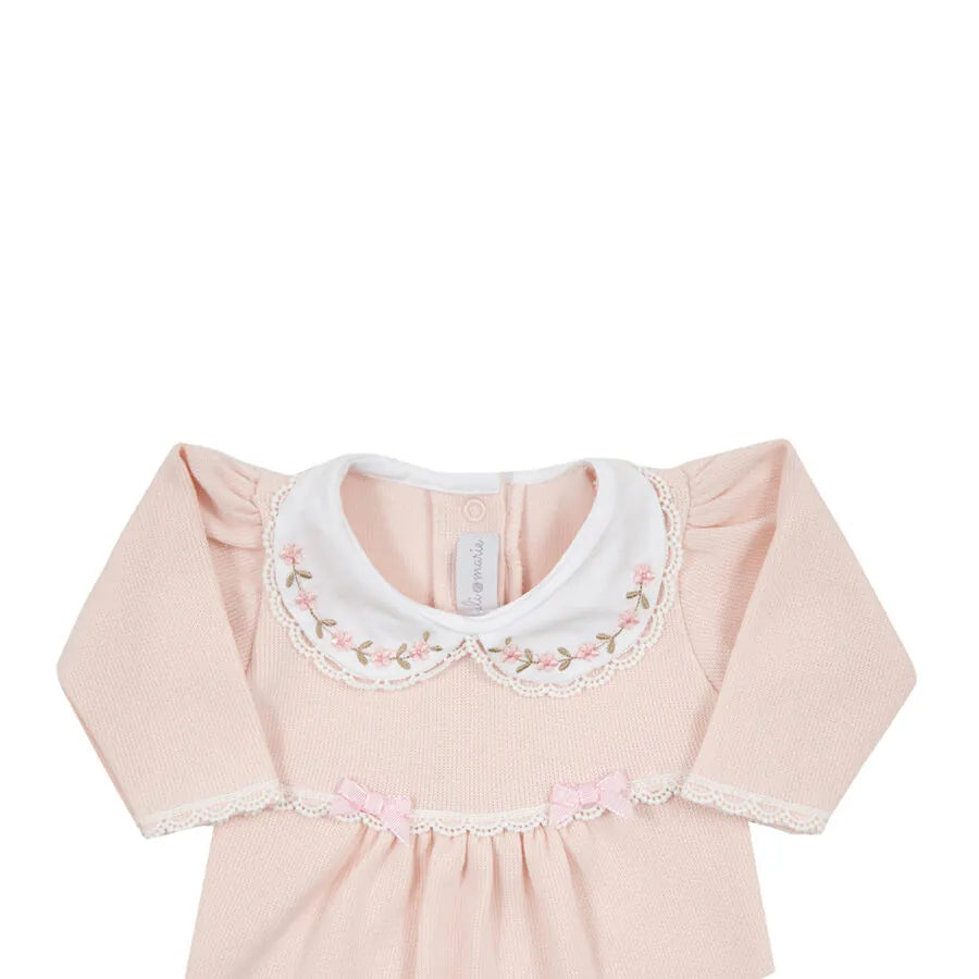 saída maternidade alice rosa bebê, macacão de malha canelada com faixa de laços e gola bordada com renda