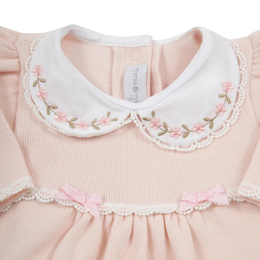 saída maternidade alice rosa bebê, macacão de malha canelada com faixa de laços e gola bordada com renda