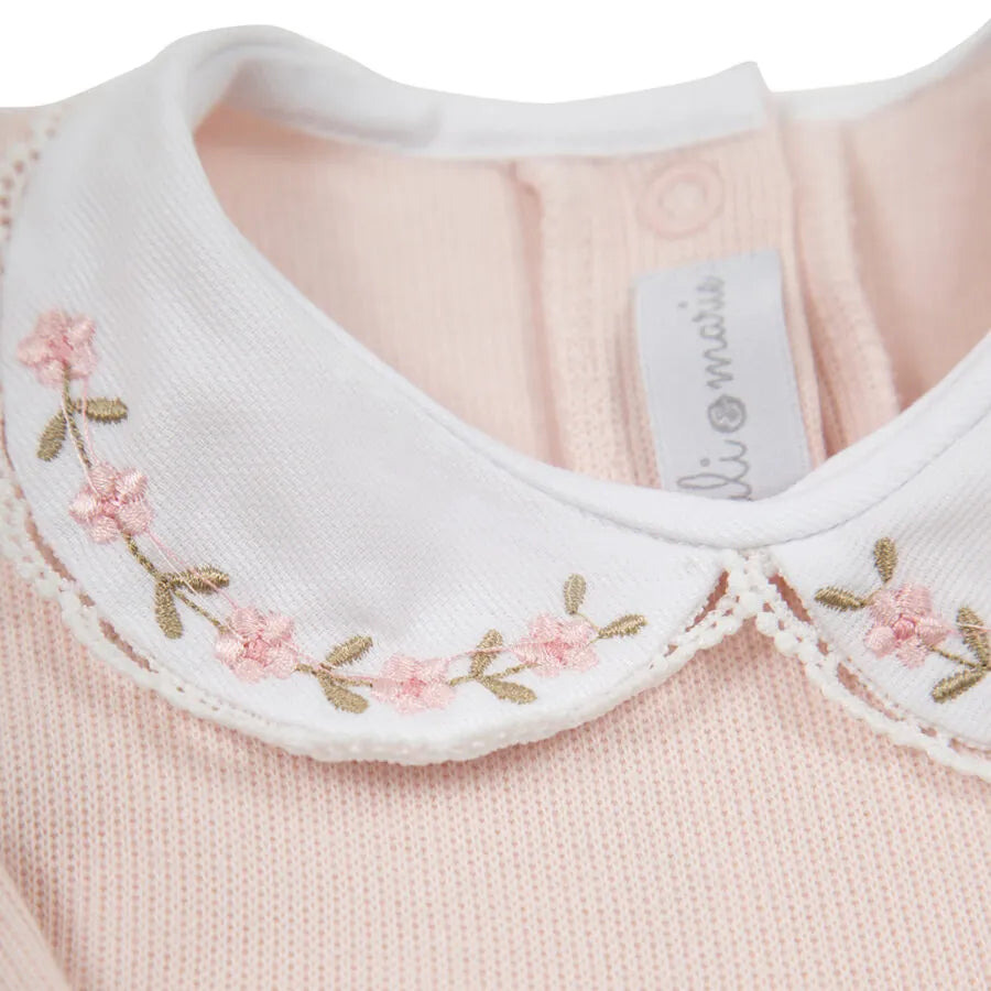 saída maternidade alice rosa bebê, macacão de malha canelada com faixa de laços e gola bordada com renda