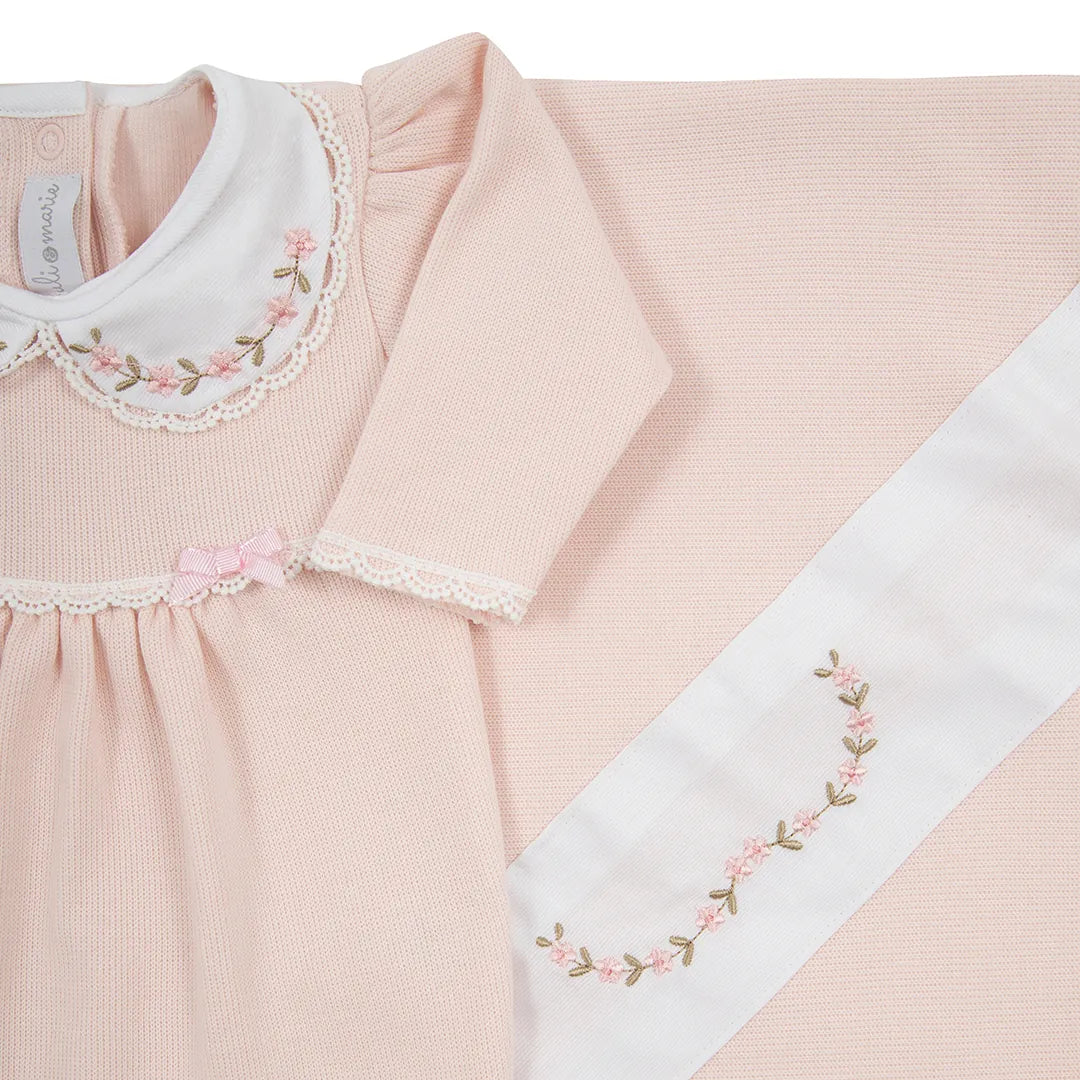 saída maternidade alice rosa bebê, macacão de malha canelada com faixa de laços e gola bordada com renda