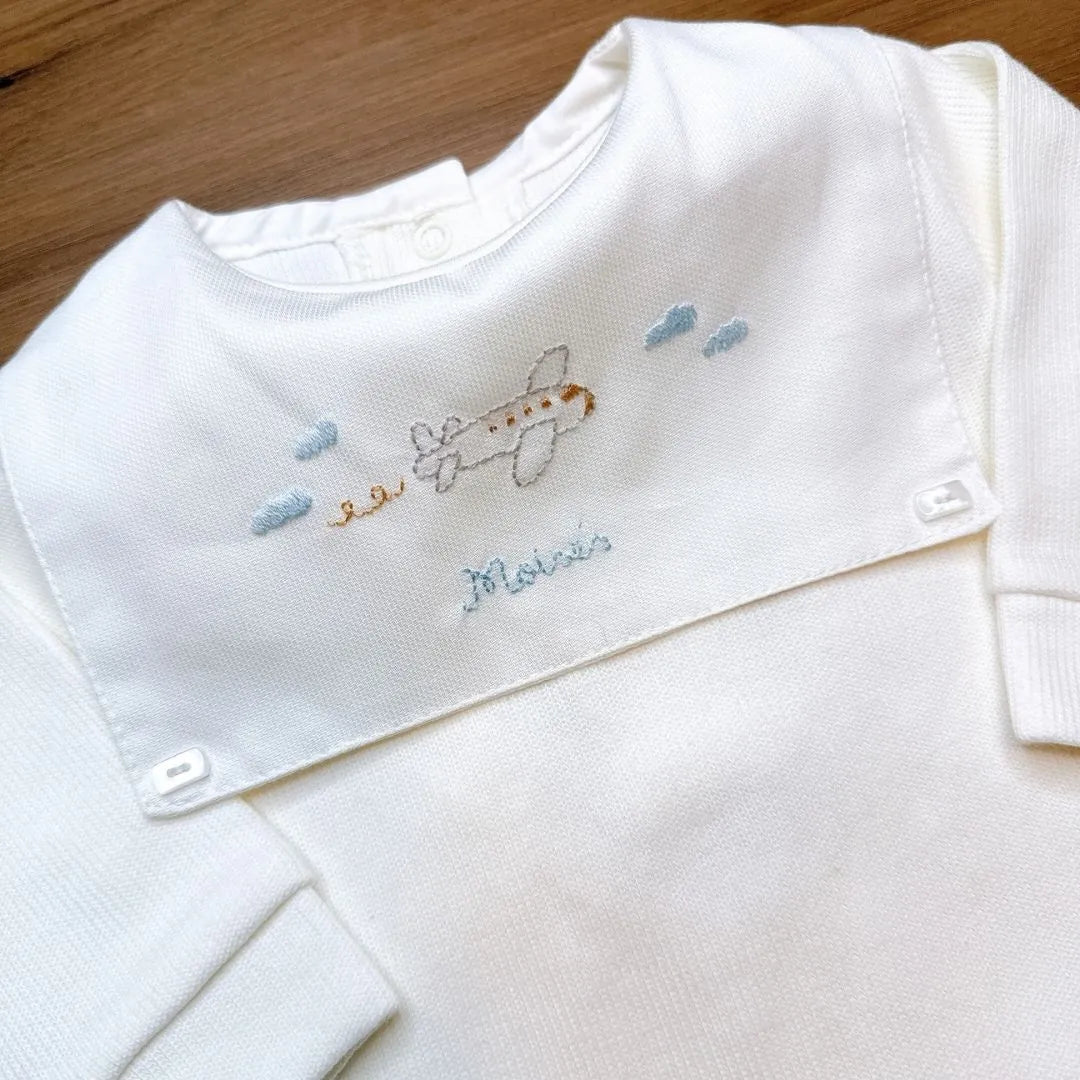 saída maternidade avião em tricot branco com bordado de avião e nome personalizado, gorro e manta combinando