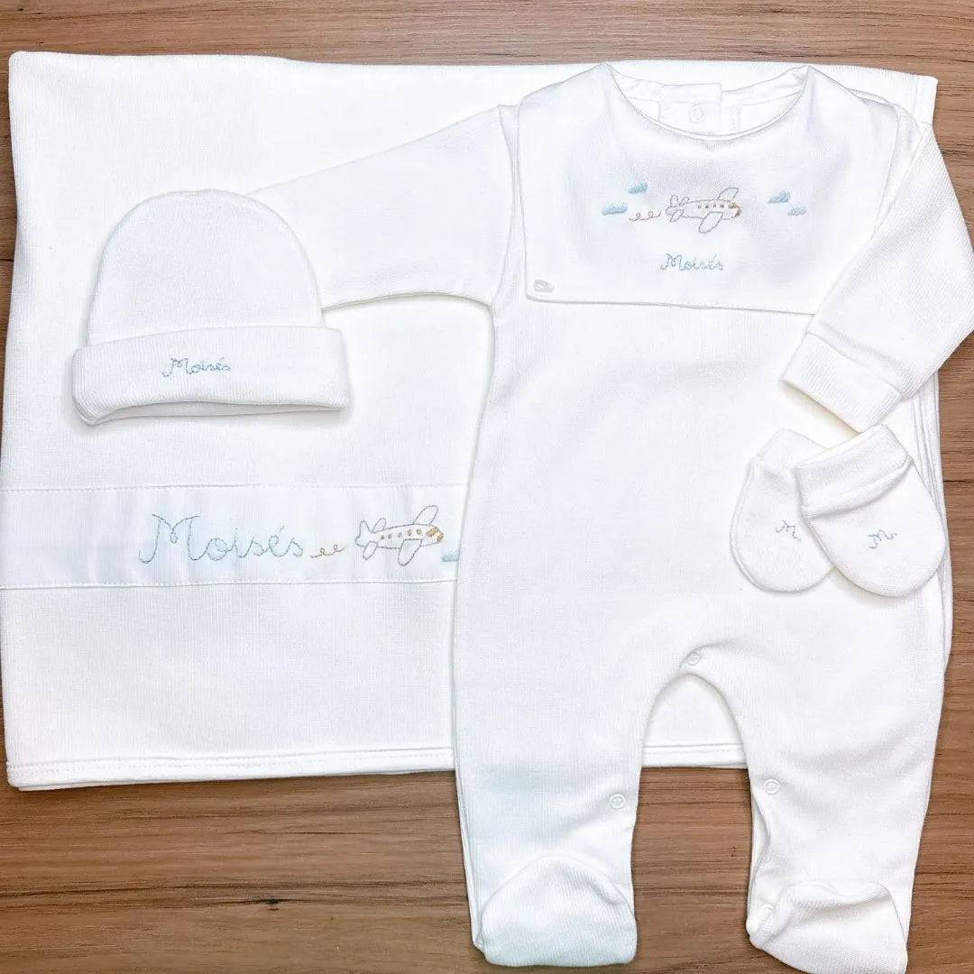 saída maternidade avião em tricot branco com bordado de avião e nome personalizado, gorro e manta combinando