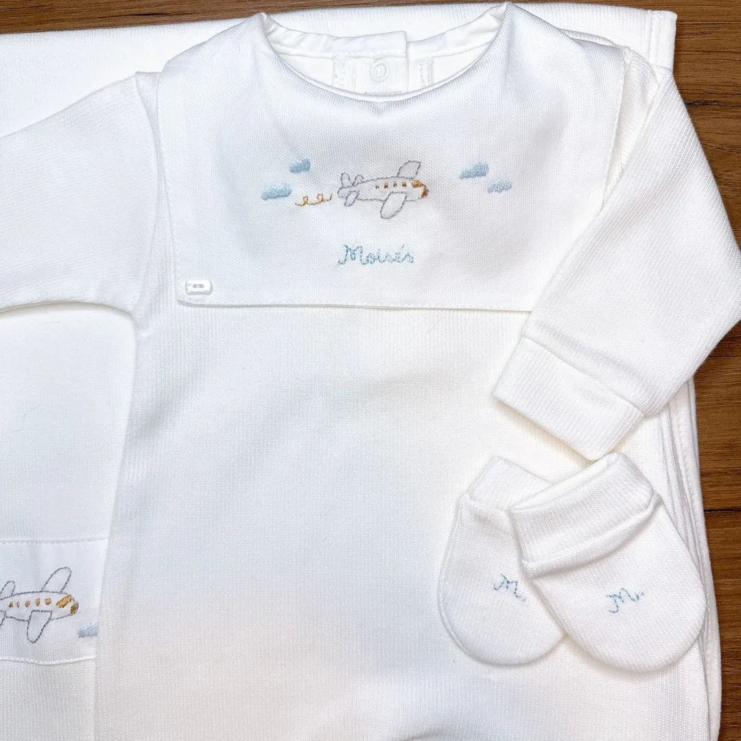 saída maternidade avião em tricot branco com bordado de avião e nome personalizado, gorro e manta combinando