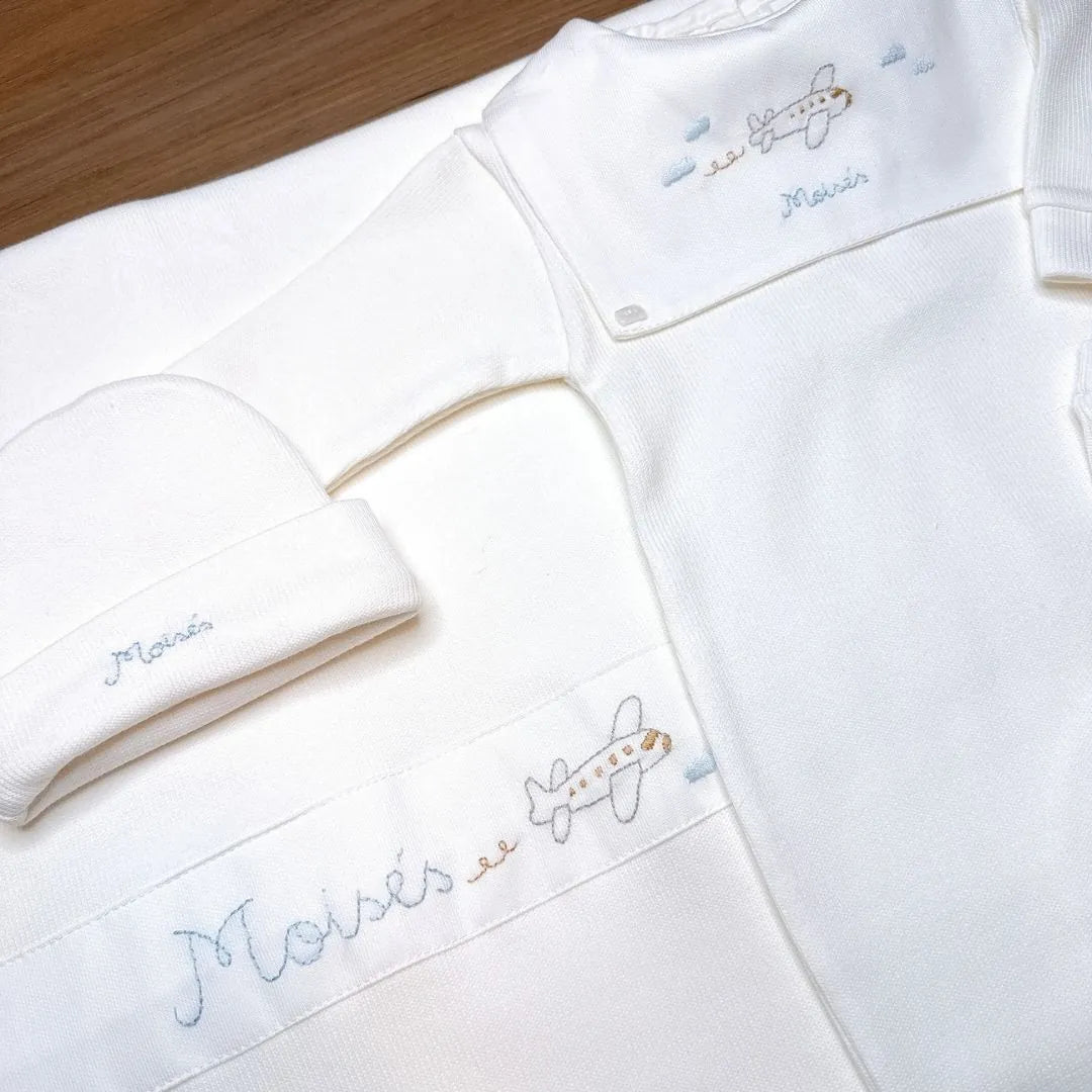 saída maternidade avião em tricot branco com bordado de avião e nome personalizado, gorro e manta combinando