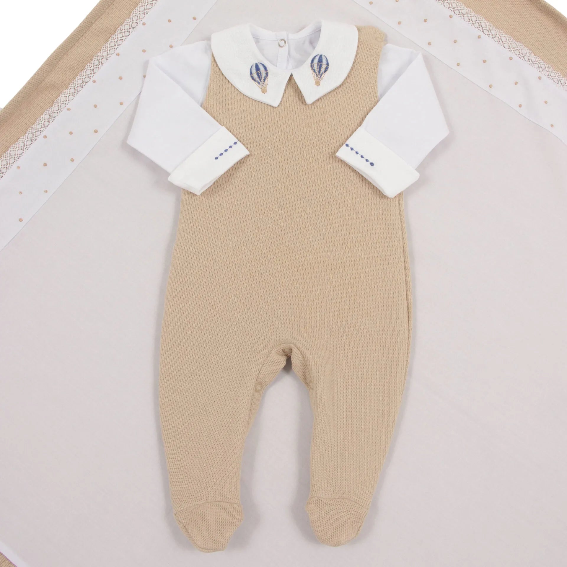 saída maternidade balão bege com macacão, body e bordados de balões azuis na gola e toalhinhas