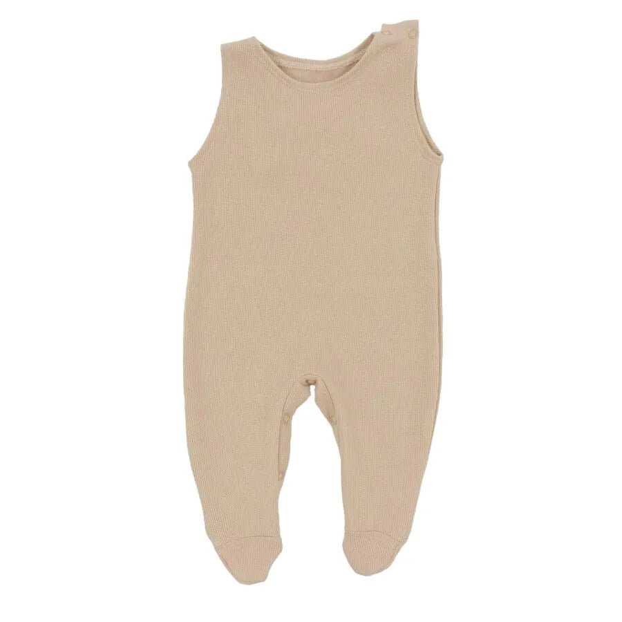 saída maternidade balão bege com macacão, body e bordados de balões azuis na gola e toalhinhas