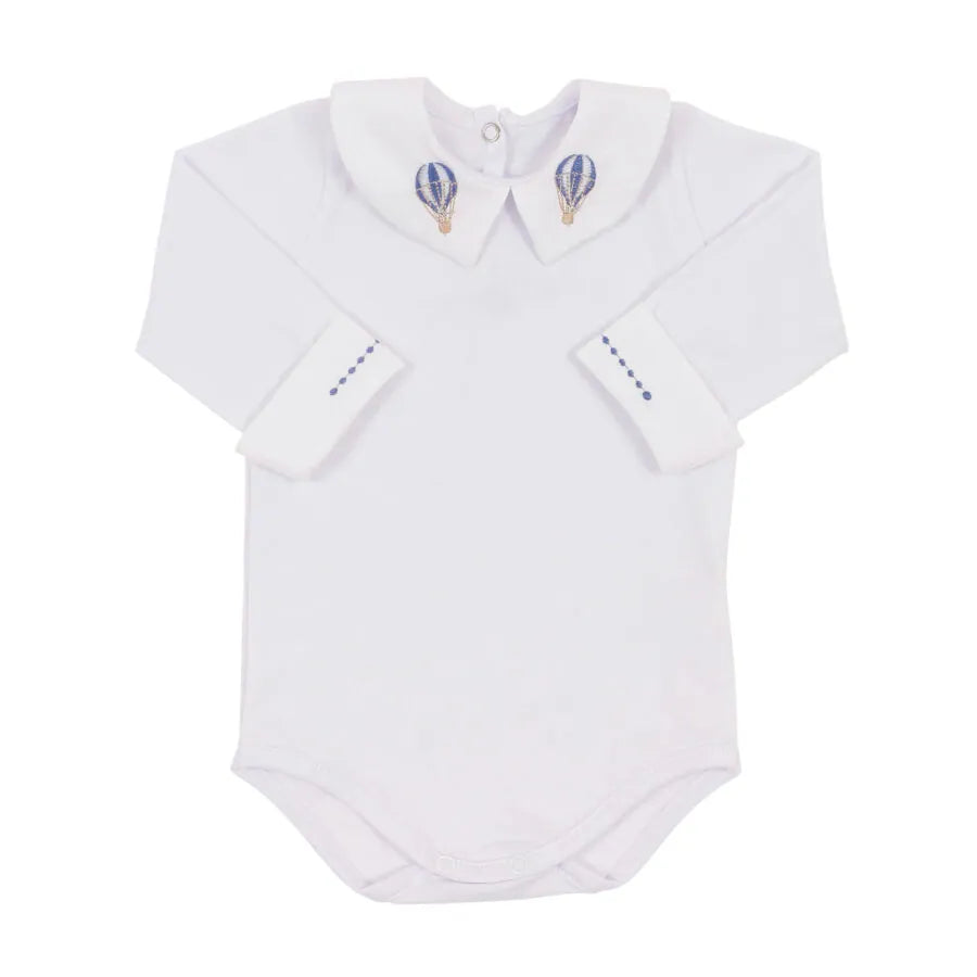 saída maternidade balão bege com macacão, body e bordados de balões azuis na gola e toalhinhas