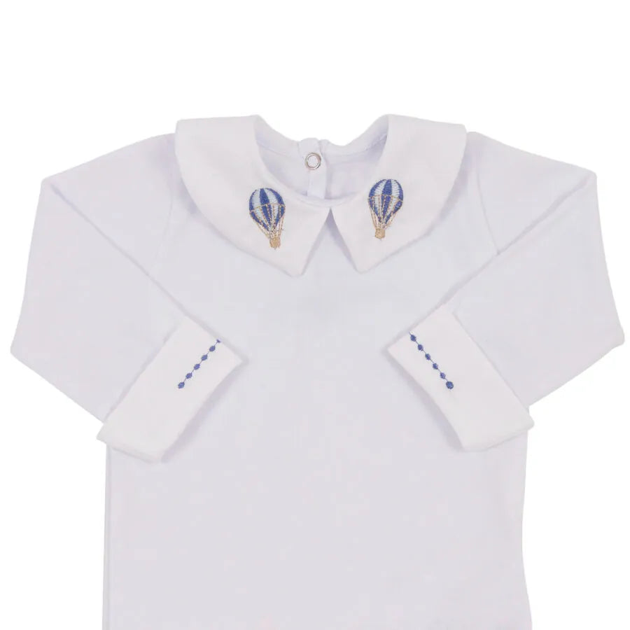 saída maternidade balão bege com macacão, body e bordados de balões azuis na gola e toalhinhas