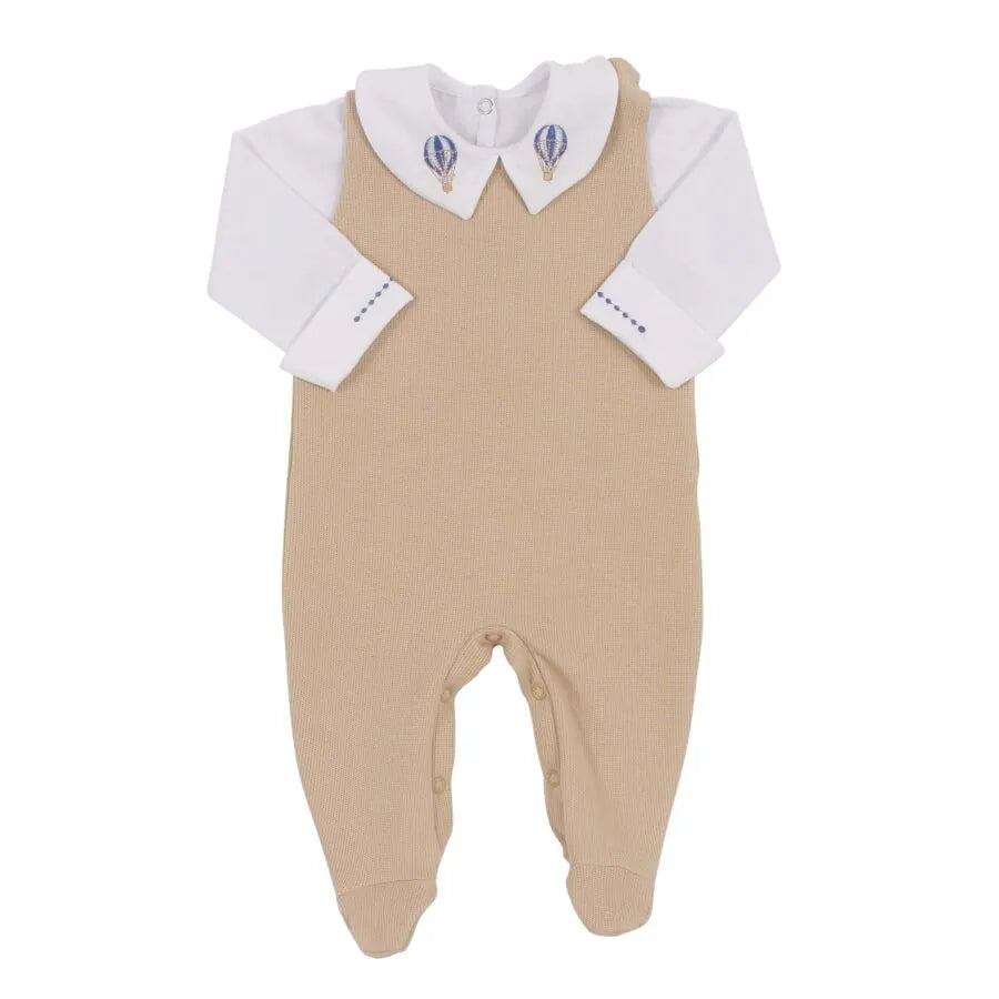 saída maternidade balão bege com macacão, body e bordados de balões azuis na gola e toalhinhas