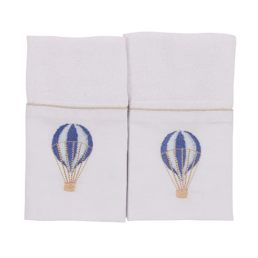 saída maternidade balão bege com macacão, body e bordados de balões azuis na gola e toalhinhas