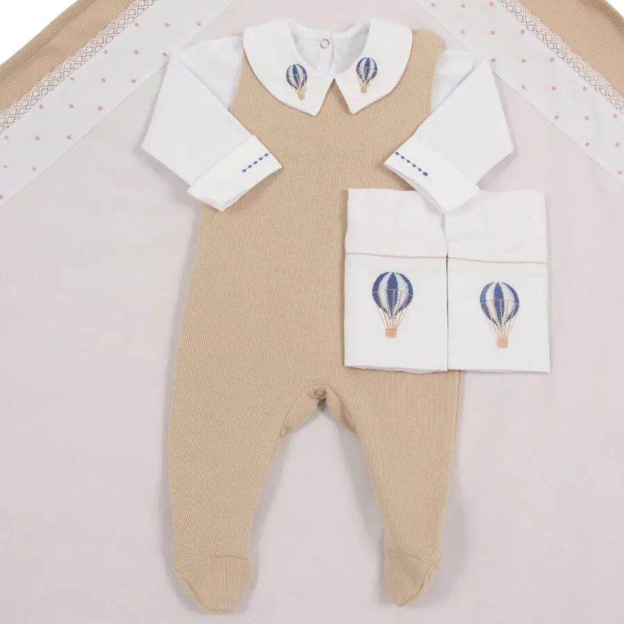 saída maternidade balão bege com macacão, body e bordados de balões azuis na gola e toalhinhas