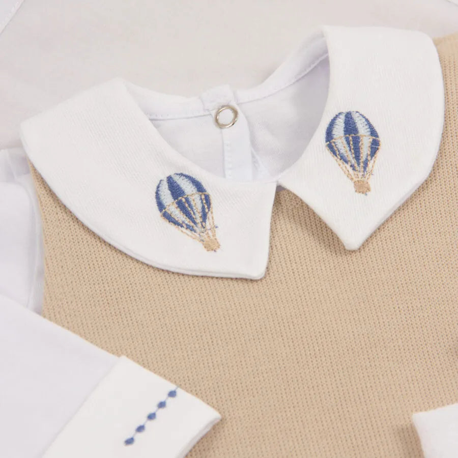 saída maternidade balão bege com macacão, body e bordados de balões azuis na gola e toalhinhas