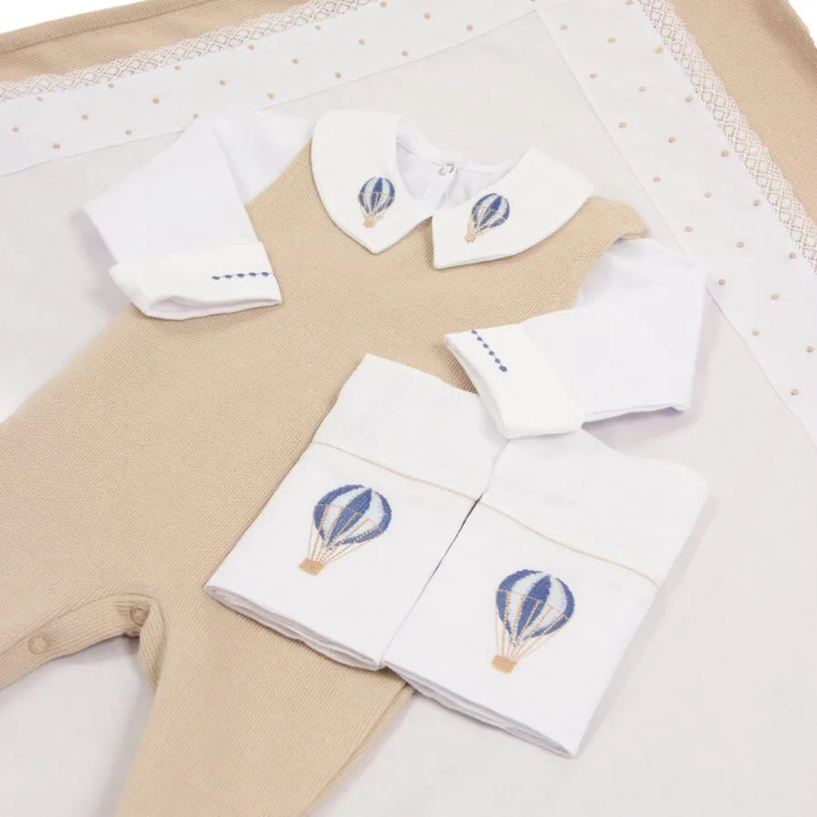 saída maternidade balão bege com macacão, body e bordados de balões azuis na gola e toalhinhas