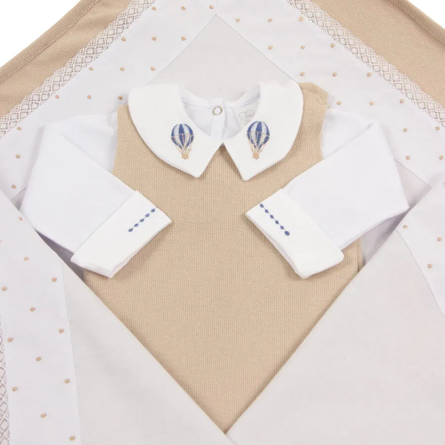 saída maternidade balão bege com macacão, body e bordados de balões azuis na gola e toalhinhas