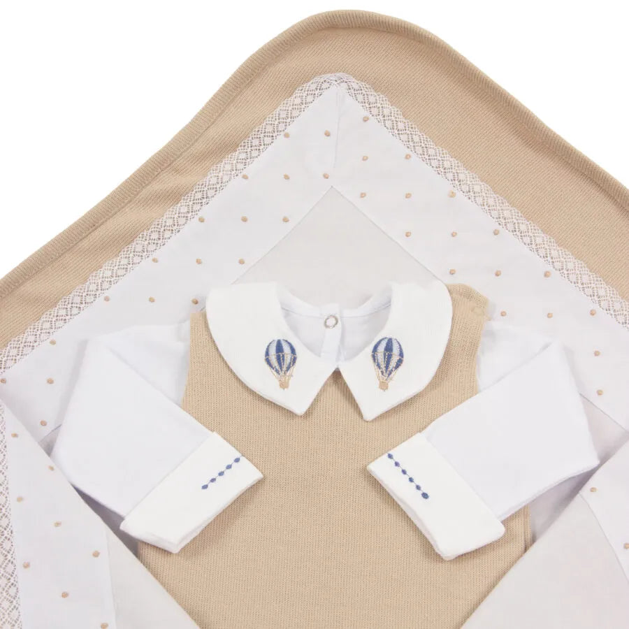 saída maternidade balão bege com macacão, body e bordados de balões azuis na gola e toalhinhas