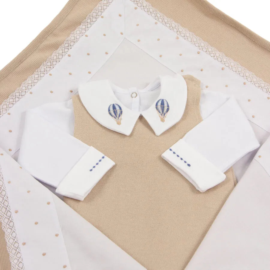 saída maternidade balão bege com macacão, body e bordados de balões azuis na gola e toalhinhas