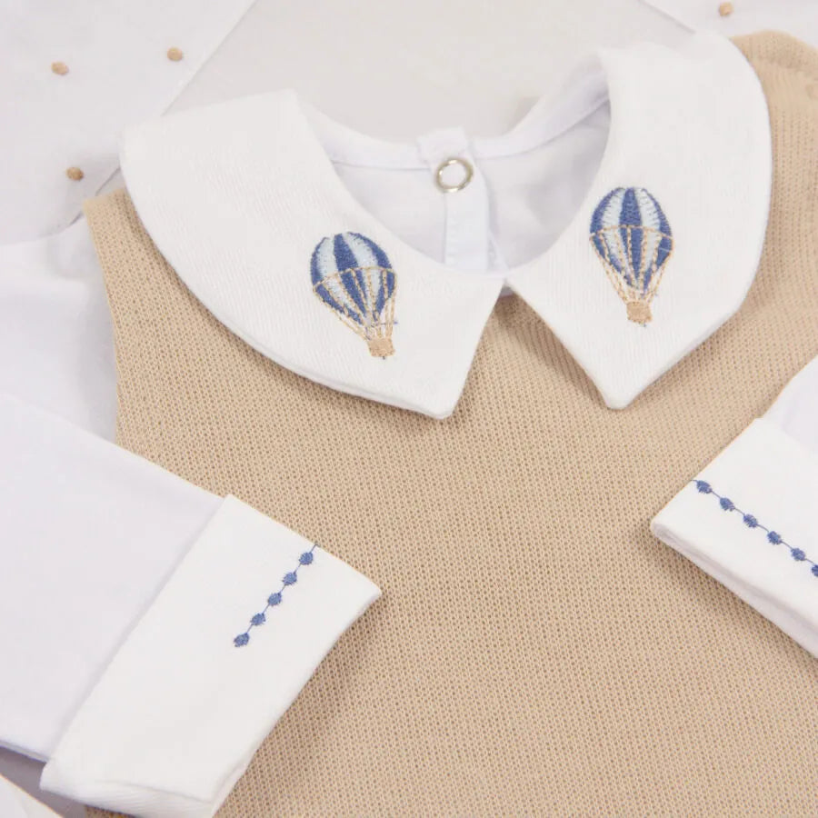 saída maternidade balão bege com macacão, body e bordados de balões azuis na gola e toalhinhas