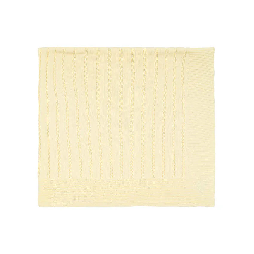 saída maternidade bambu amarelo bebê com jardineira de tricô sobreposta em manta com bordas rendadas