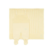 saída maternidade bambu amarelo bebê com jardineira de tricô sobreposta em manta com bordas rendadas